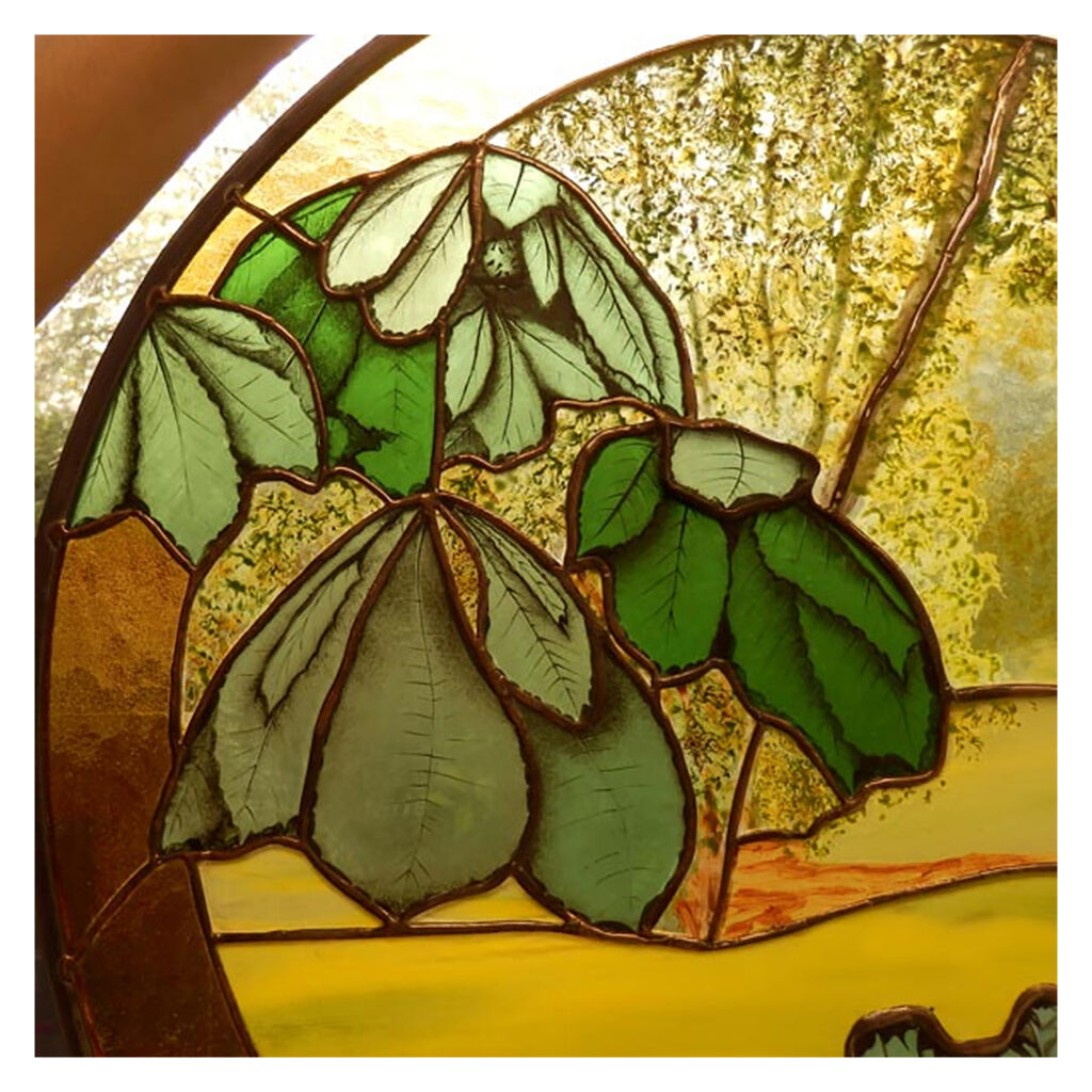 Détail d'un vitrail d'Anne-Marie Tassy : feuilles de marroniers.