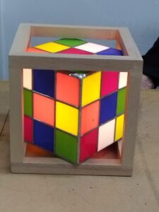 Comme un Rubik's Cube, en vitrail Tiffany"- première oeuvre d'élève au cours de vitrail des Ateliers de la Cour Roland - enseignante Anne-Marie TASSY fondatrice de l'Atelier VITRAUX PHONIA à Antony