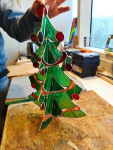 "sapin de Noël" en 3D réalisé en technique vitrail Tiffany - oeuvre d'élève au cours de vitrail de l'Atelier VITRAUX PHONIA en partenariat avec l'Association des Familles de Wissous - enseignante Anne-Marie TASSY, maître-verrier, à Antony