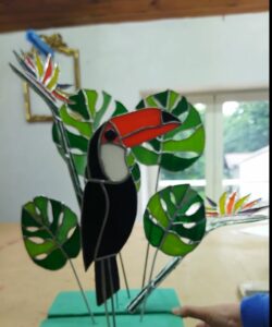 Composition 3D - toucan-vitrail tiffany- oeuvre d'élève au cours de vitrail des Ateliers de la Cour Roland - encadrement Anne-Marie TASSY fondatrice de l'Atelier VITRAUX PHONIA à Antony