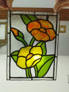 FLEURS : 1er vitrail en Tiffany réalisé au cours de vitrail des ateliers de la Cour Roland, encadrés par Anne-Marie Tassy, Maître-verrier, fondatrice de VITRAUX PHONIA